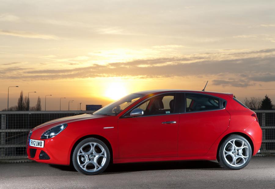  Alfa Romeo Giulietta 2010 года  (UK) (фото 10 из 67)